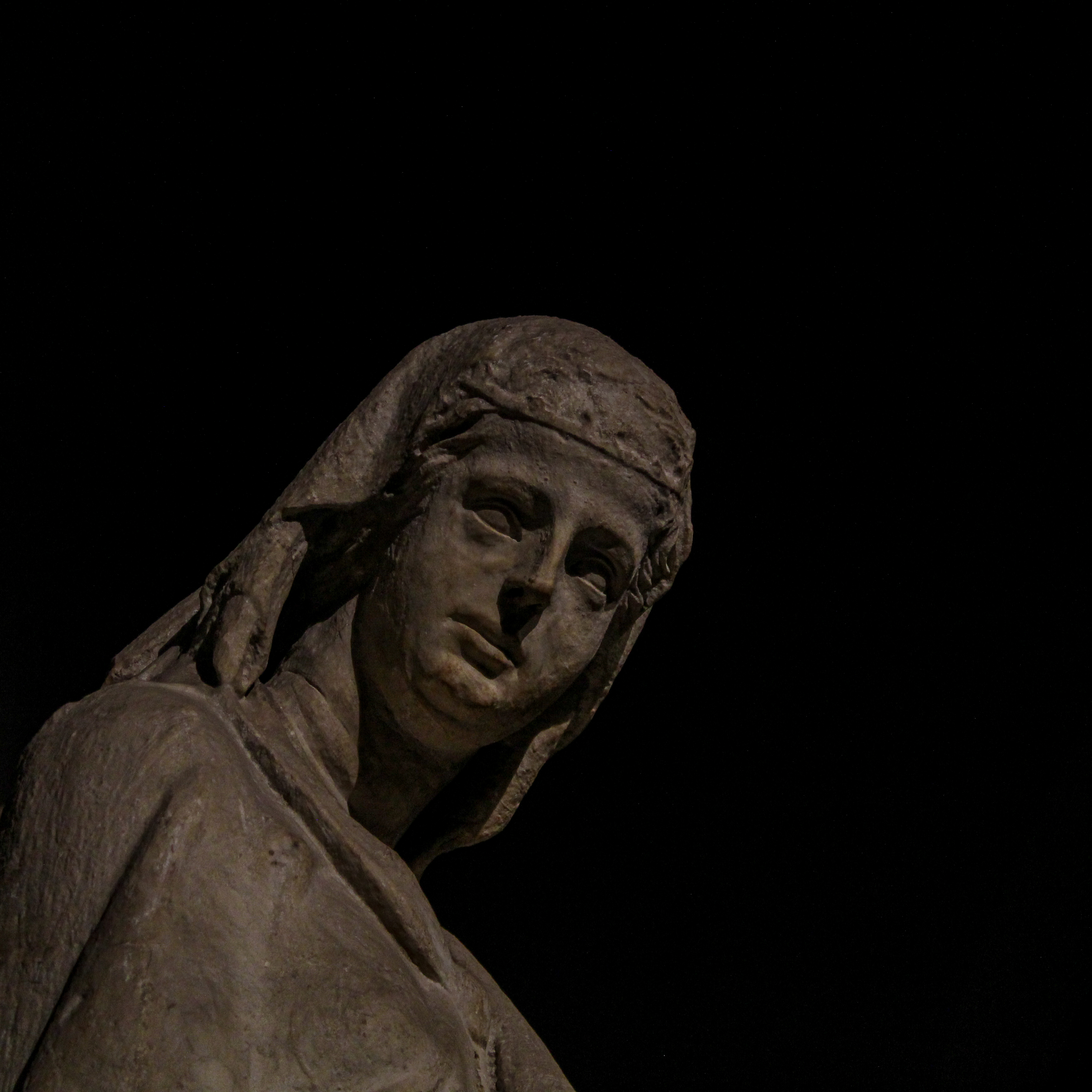 Image of a sculpture of a woman.